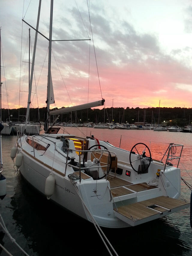 Sailing yacht 