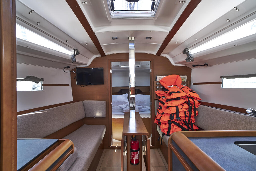 Sailing yacht 