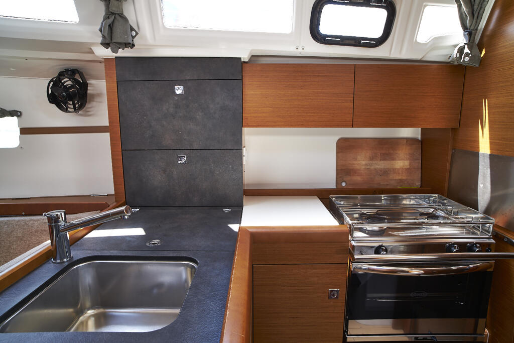 Sailing yacht 