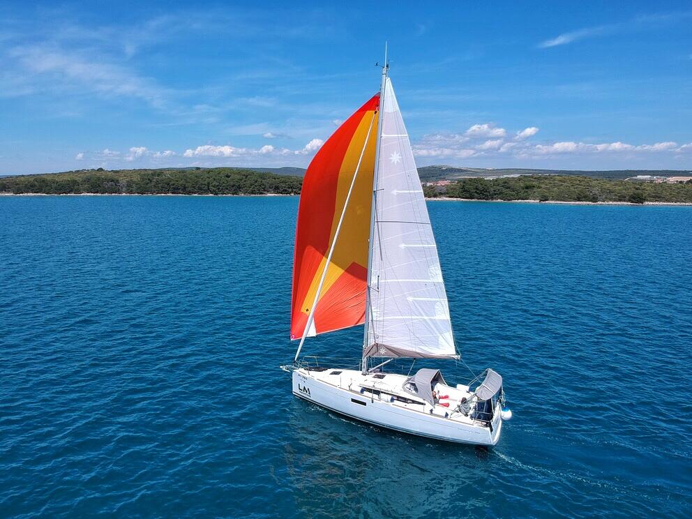 Sailing yacht 