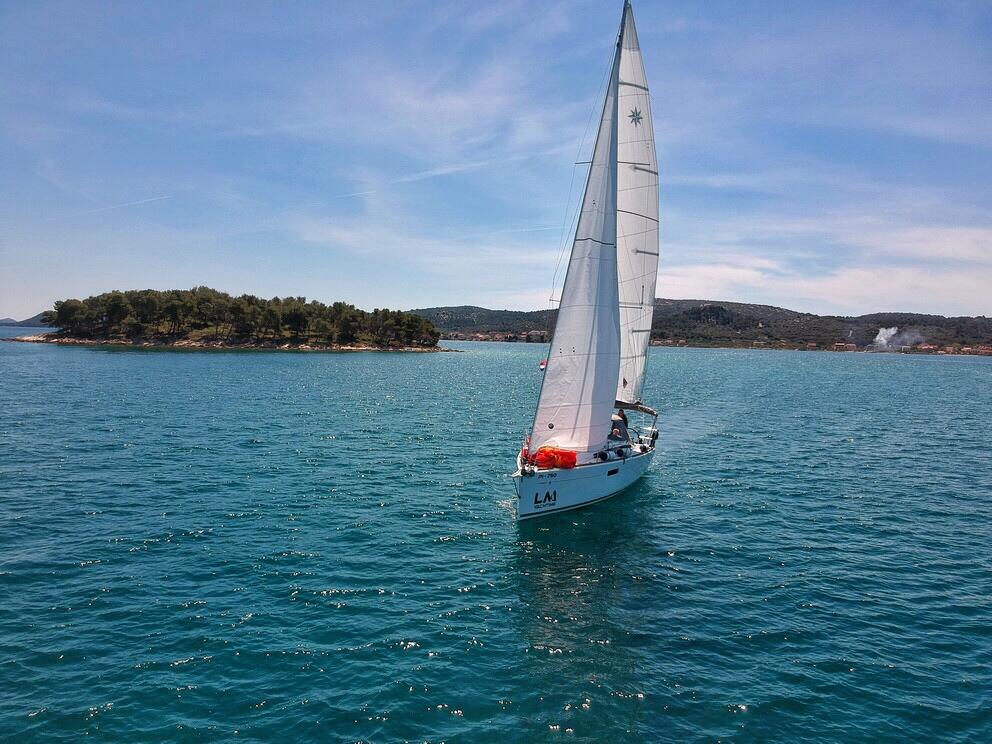 Sailing yacht 