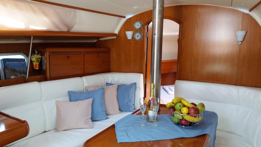 Sailing yacht 