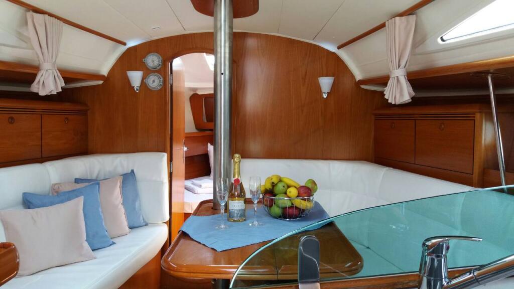 Sailing yacht 