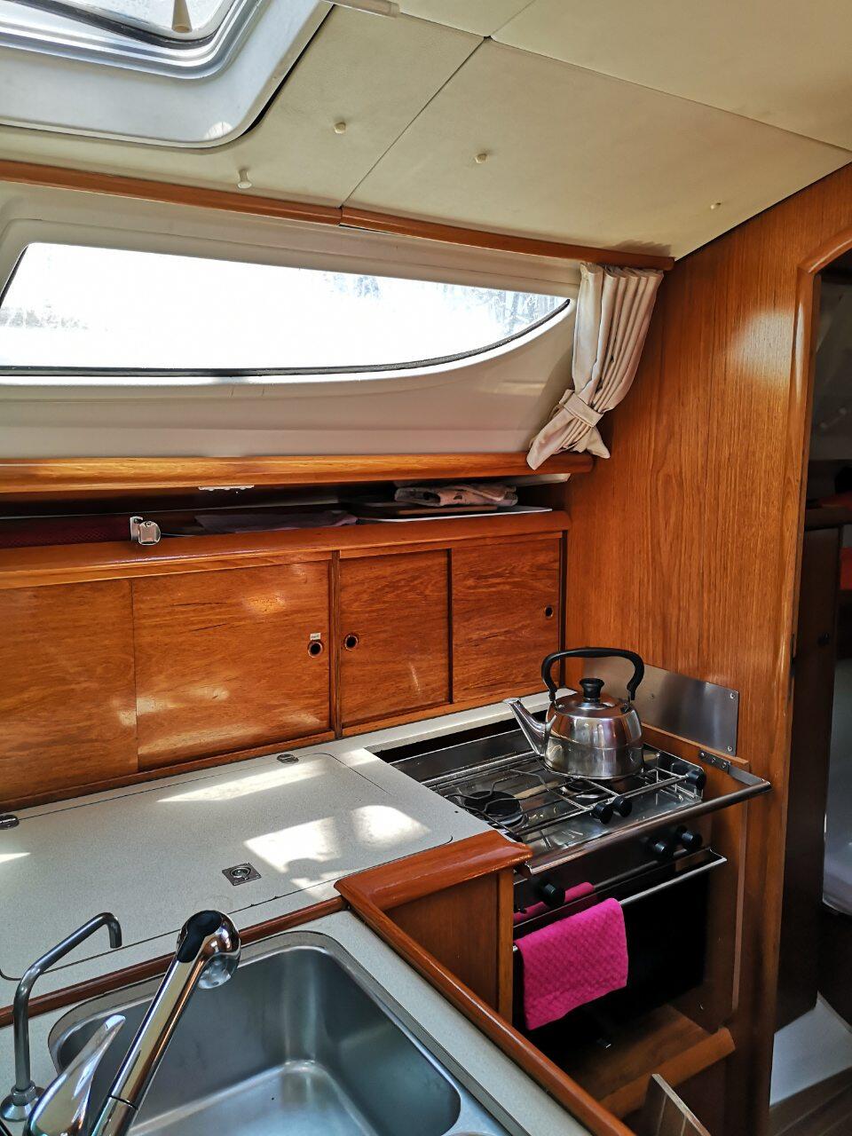 Sailing yacht 
