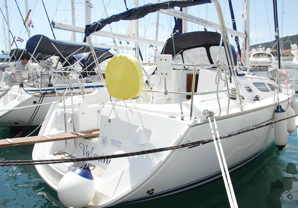 Sailing yacht 