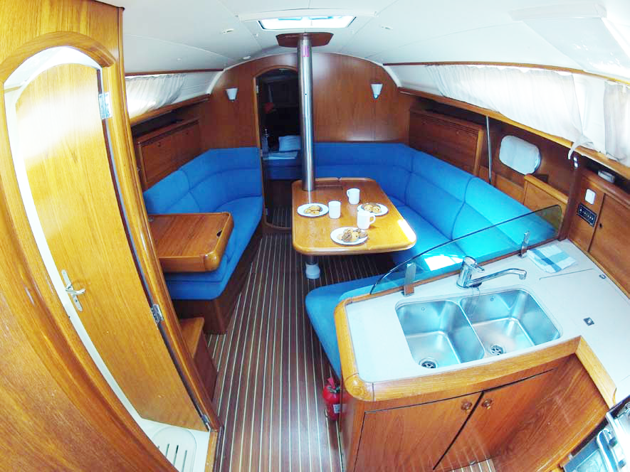 Sailing yacht 