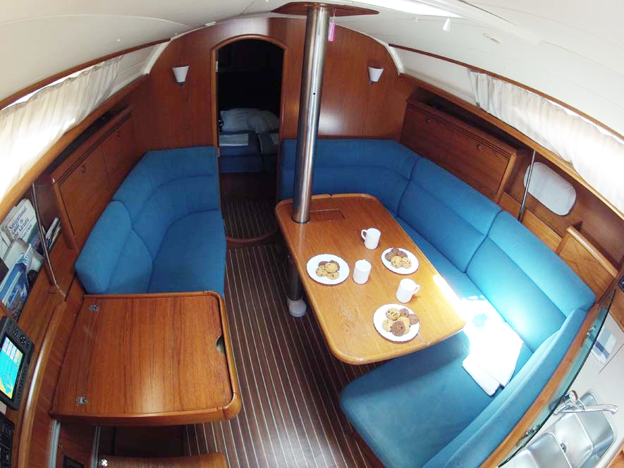 Sailing yacht 