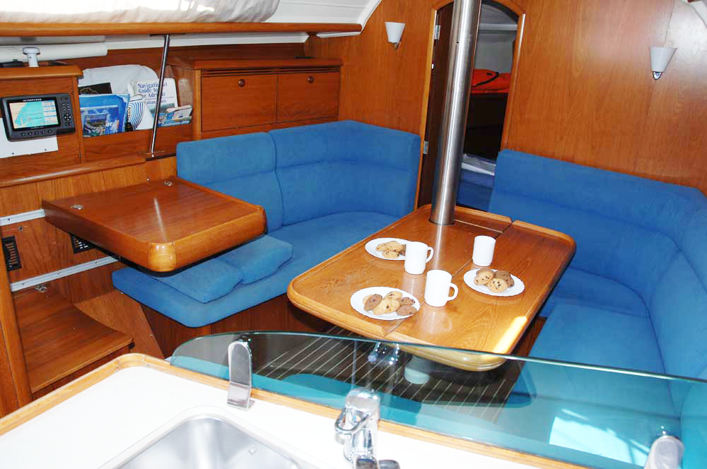 Sailing yacht 