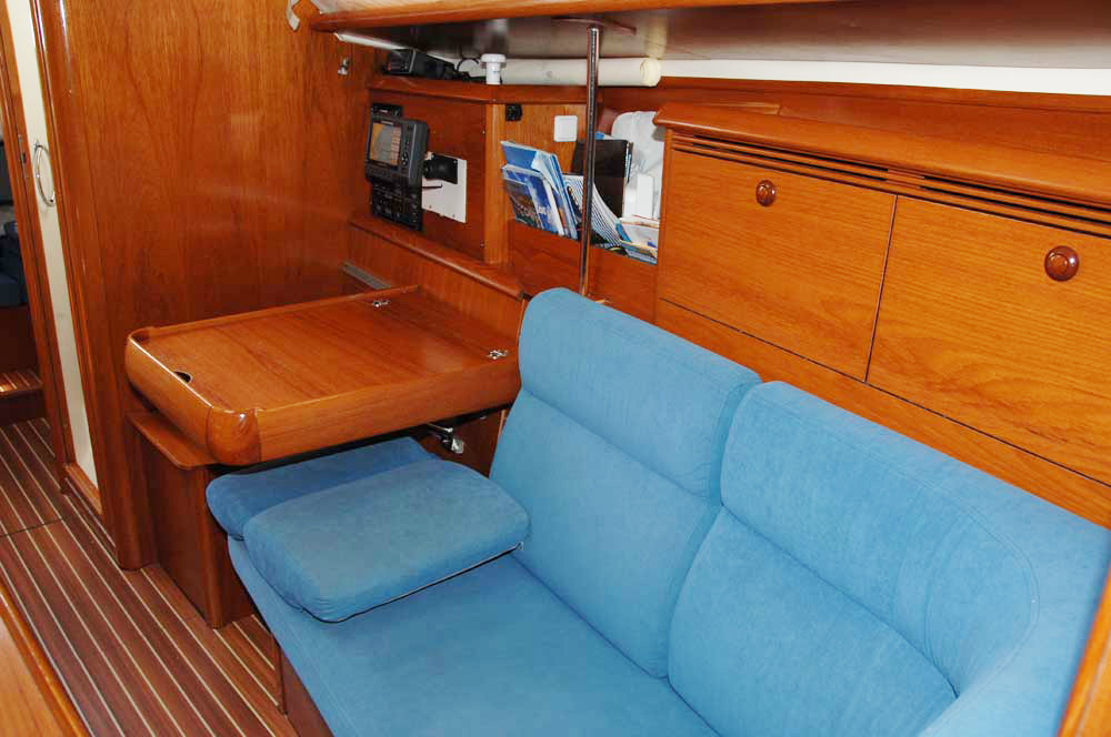 Sailing yacht 