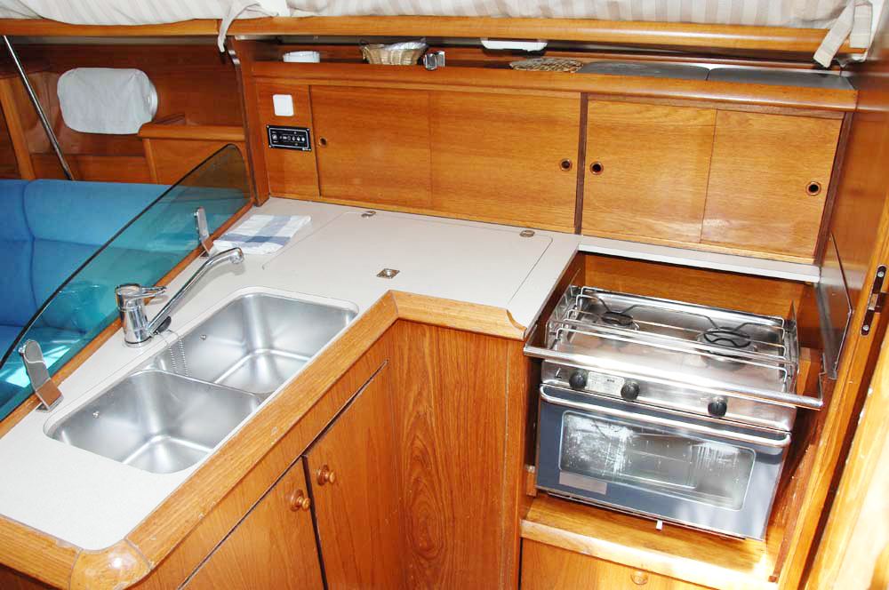 Sailing yacht 