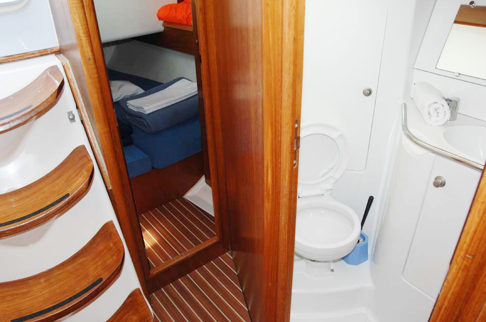 Sailing yacht 