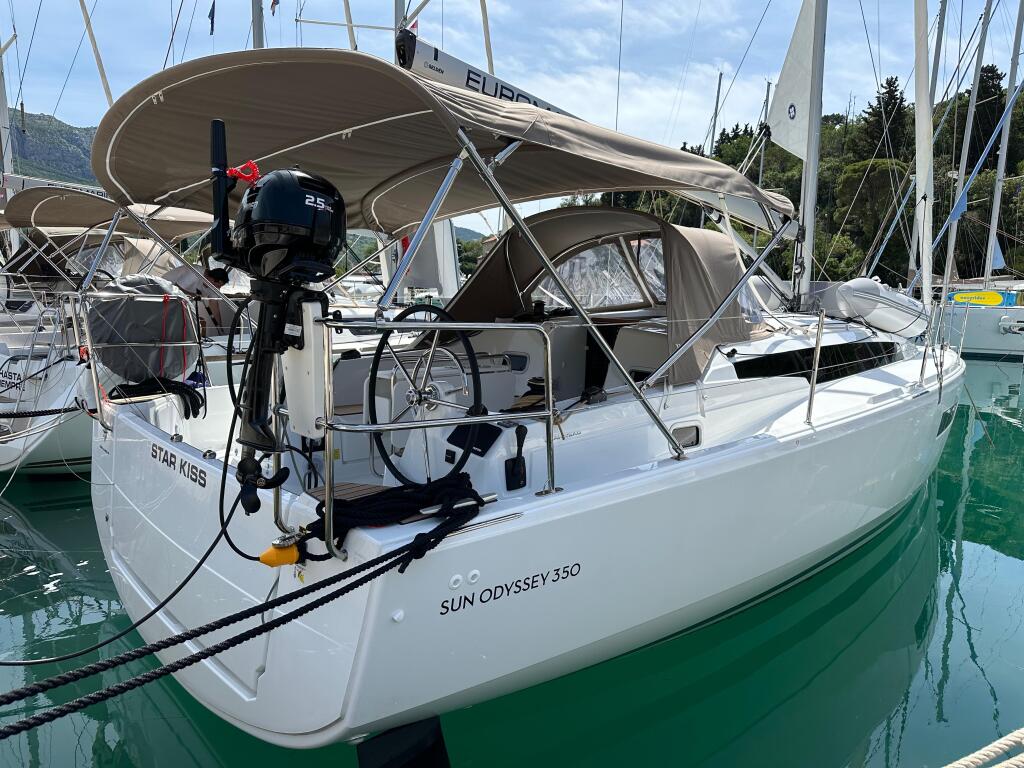 Sailing yacht 