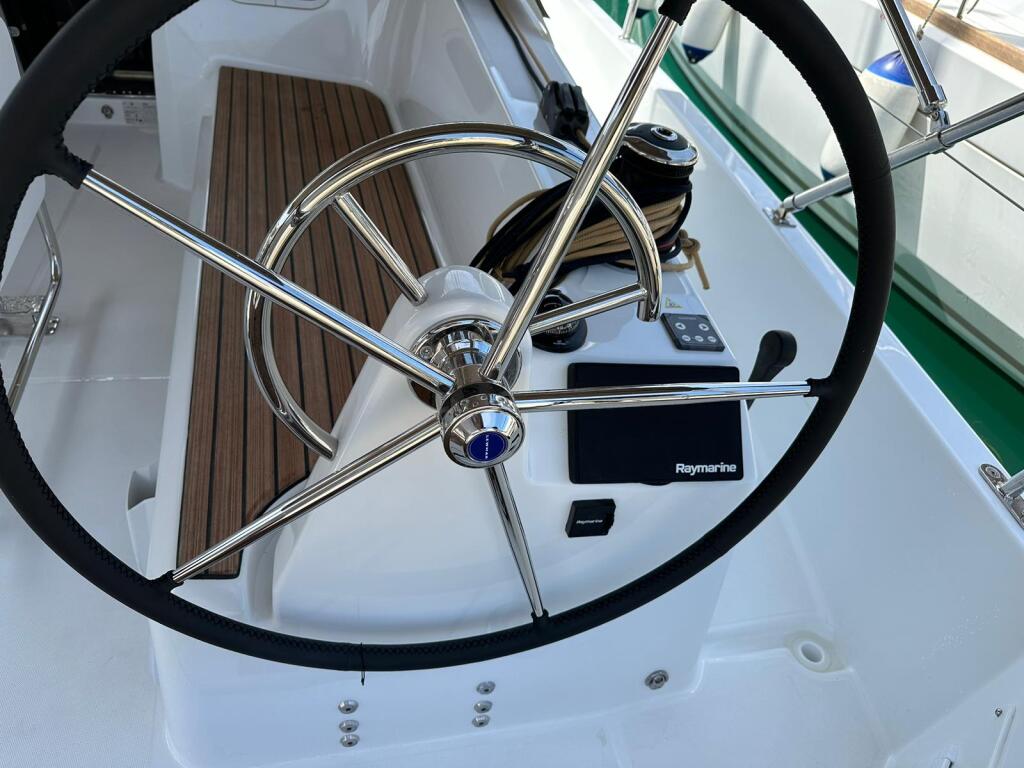 Sailing yacht 