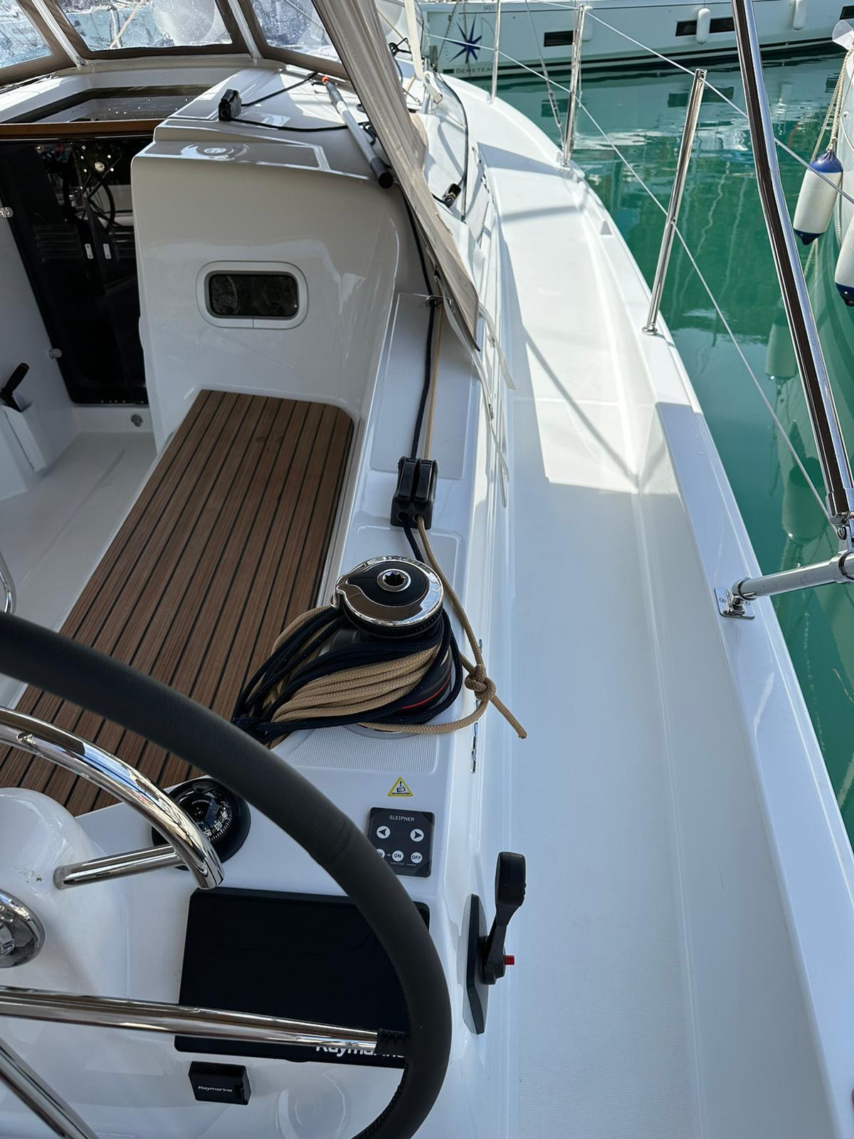 Sailing yacht 