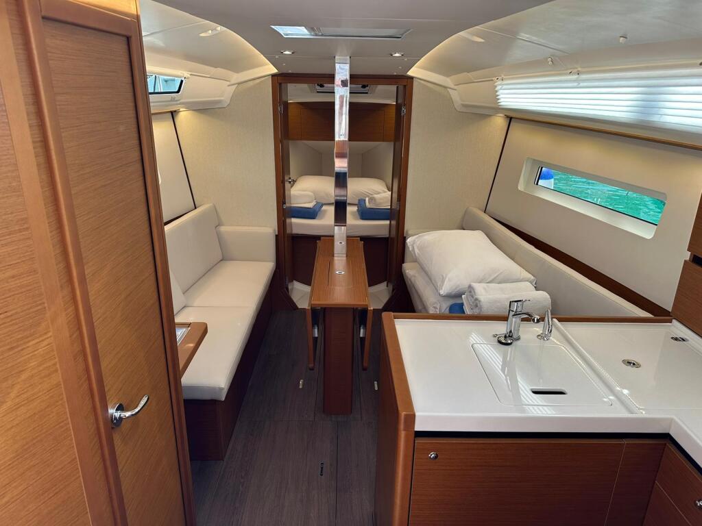Sailing yacht 