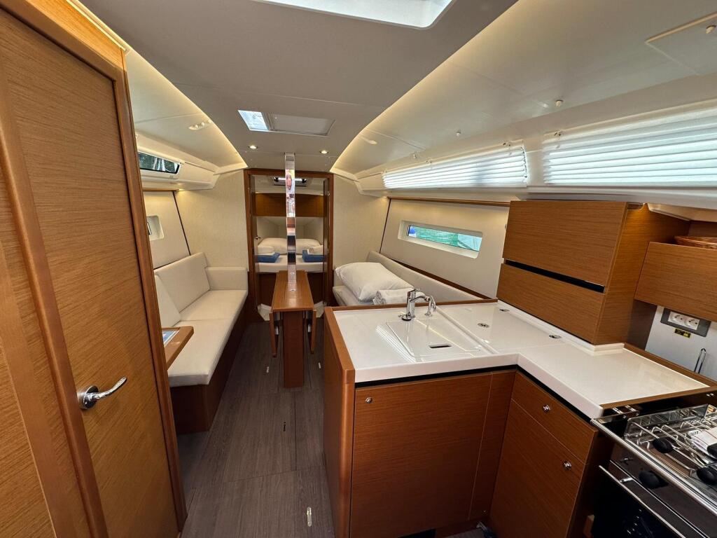 Sailing yacht 