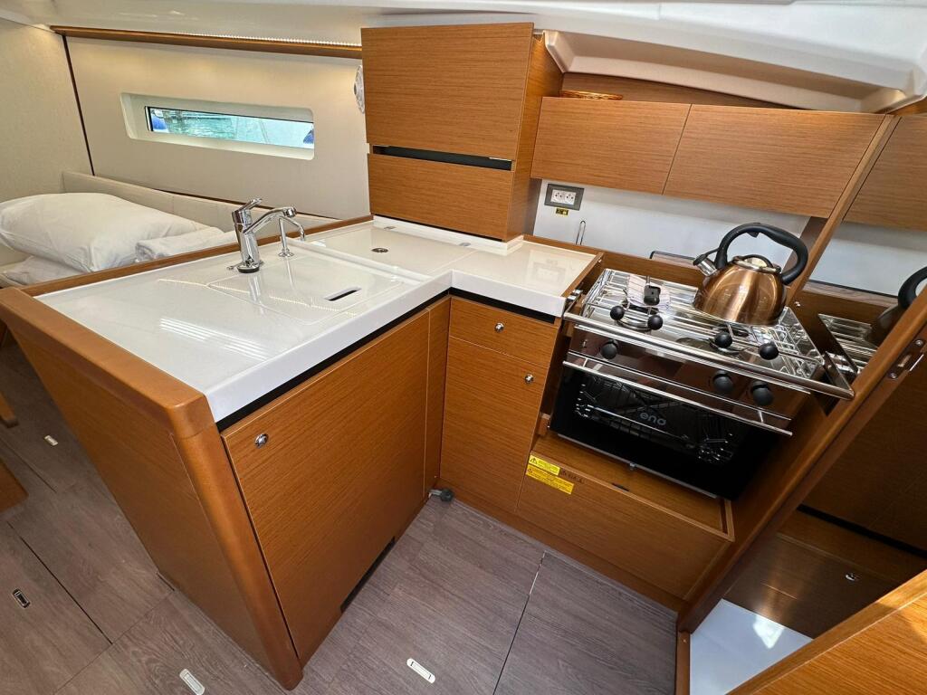 Sailing yacht 