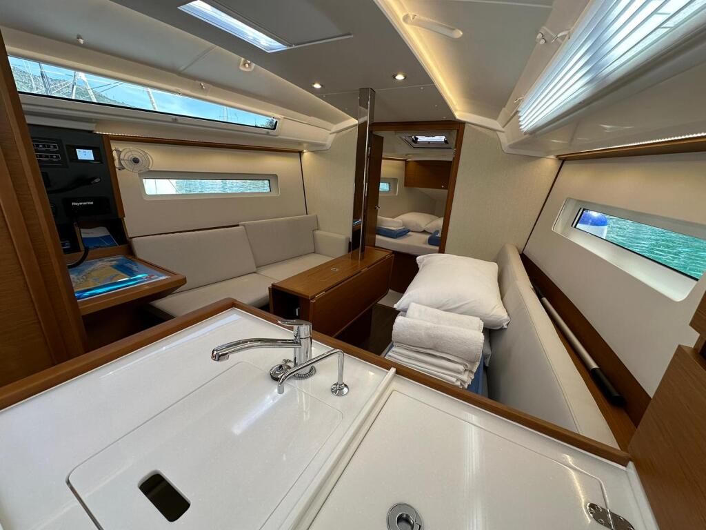 Sailing yacht 