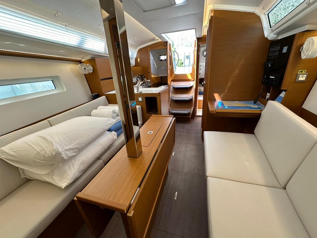 Sailing yacht 