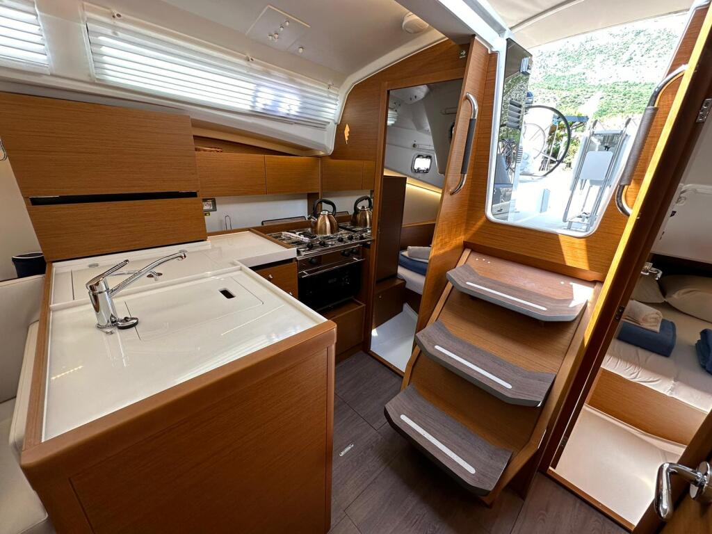 Sailing yacht 
