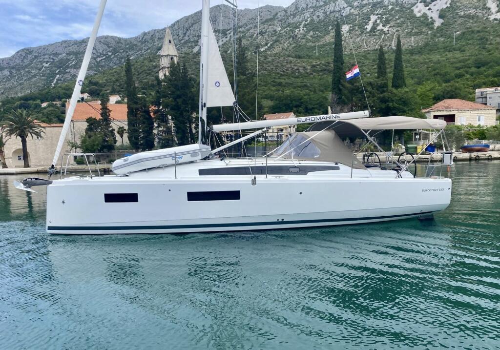 Sailing yacht 