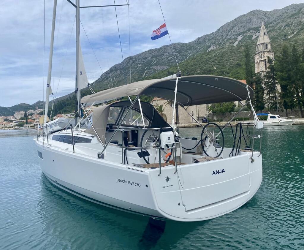Sailing yacht 
