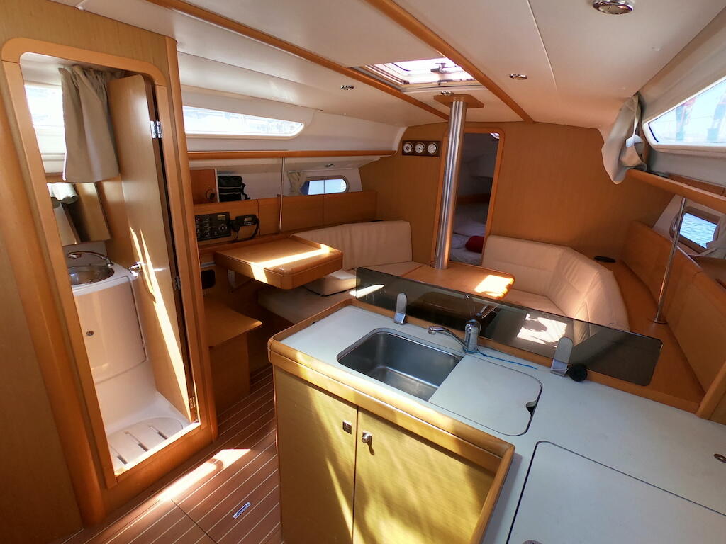 Sailing yacht 