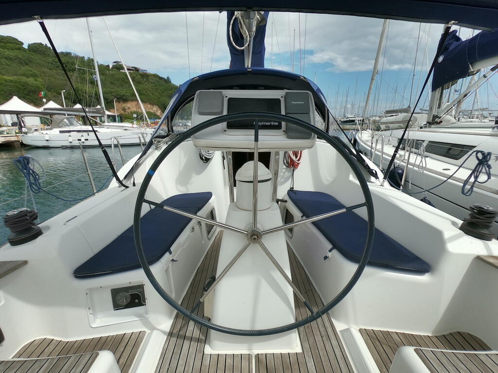 Sailing yacht 