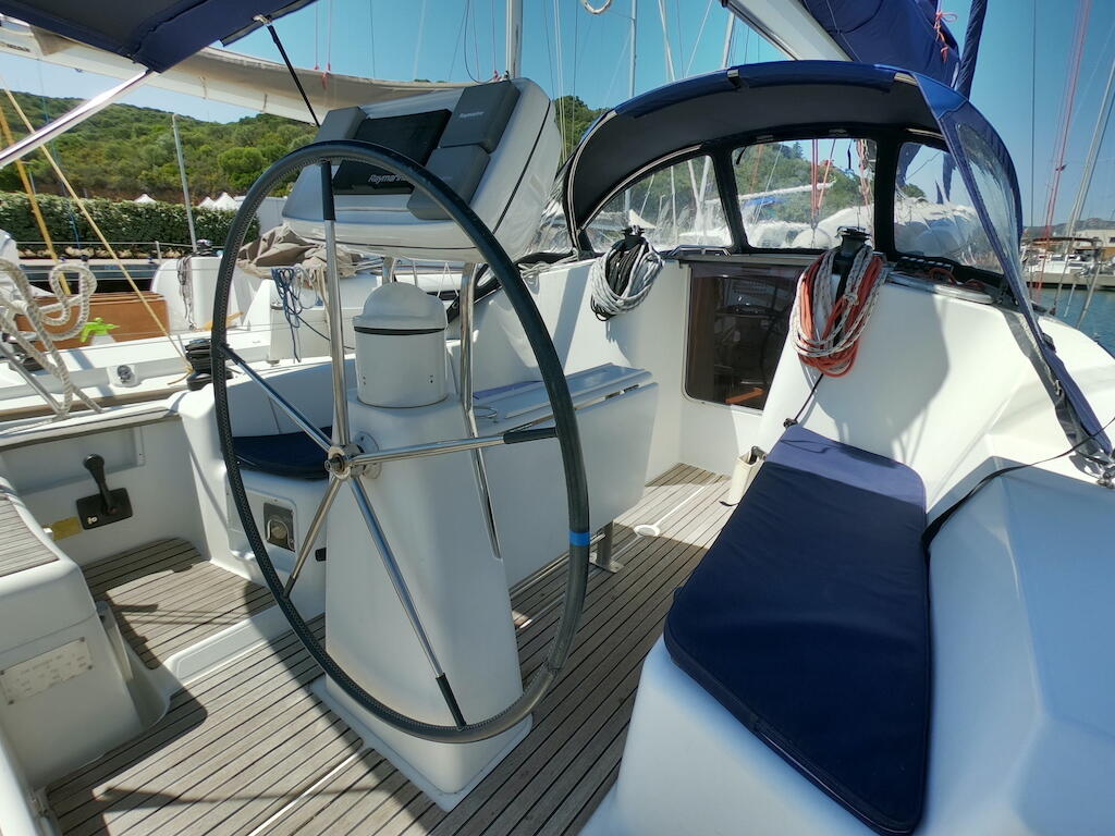 Sailing yacht 