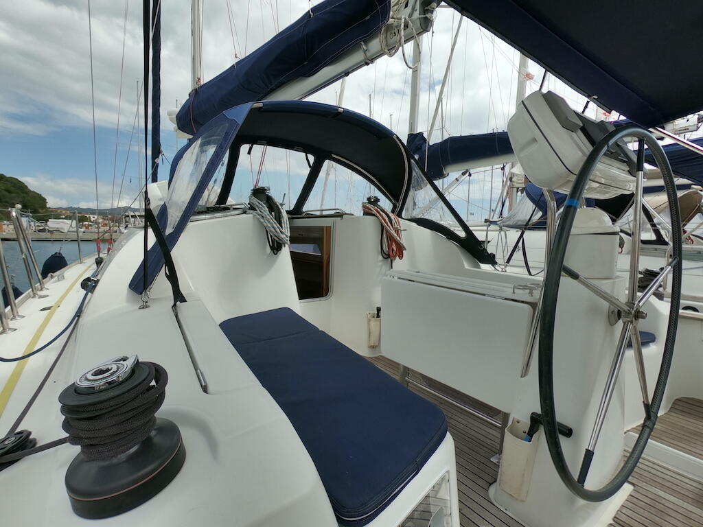 Sailing yacht 