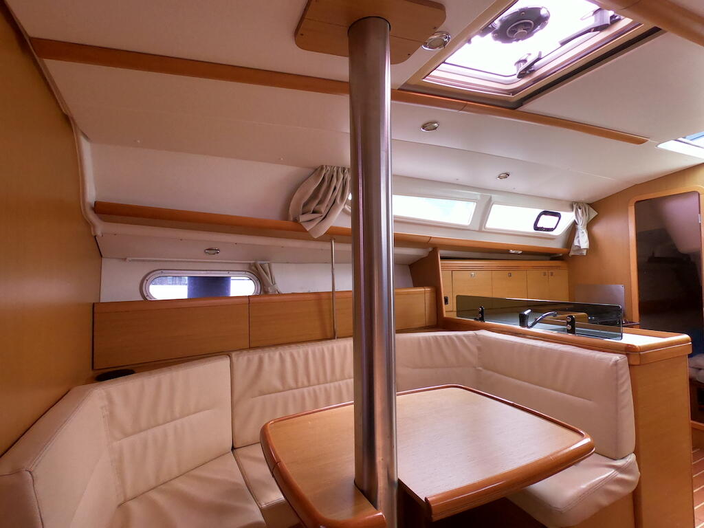 Sailing yacht 