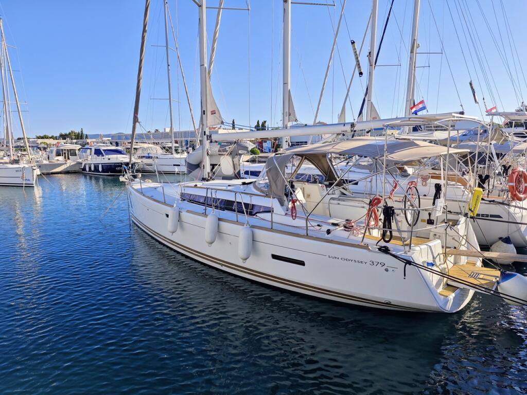 Sailing yacht 