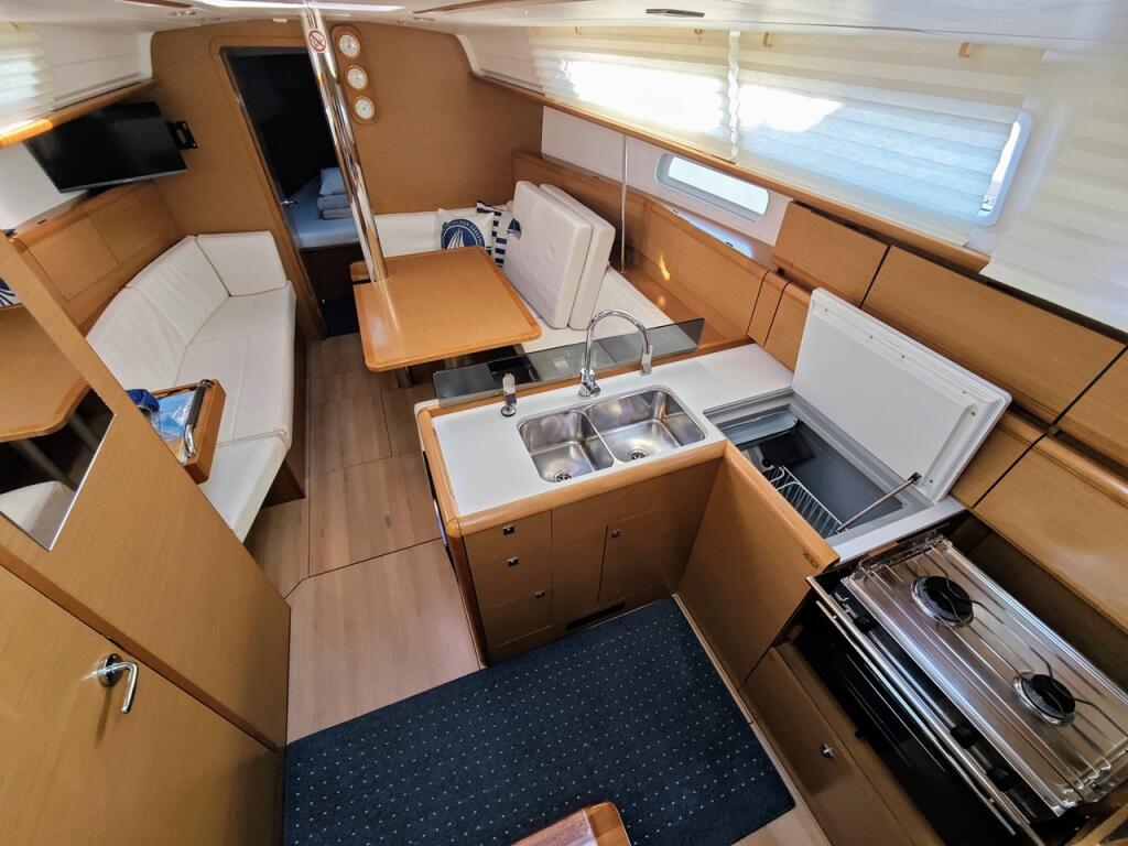 Sailing yacht 