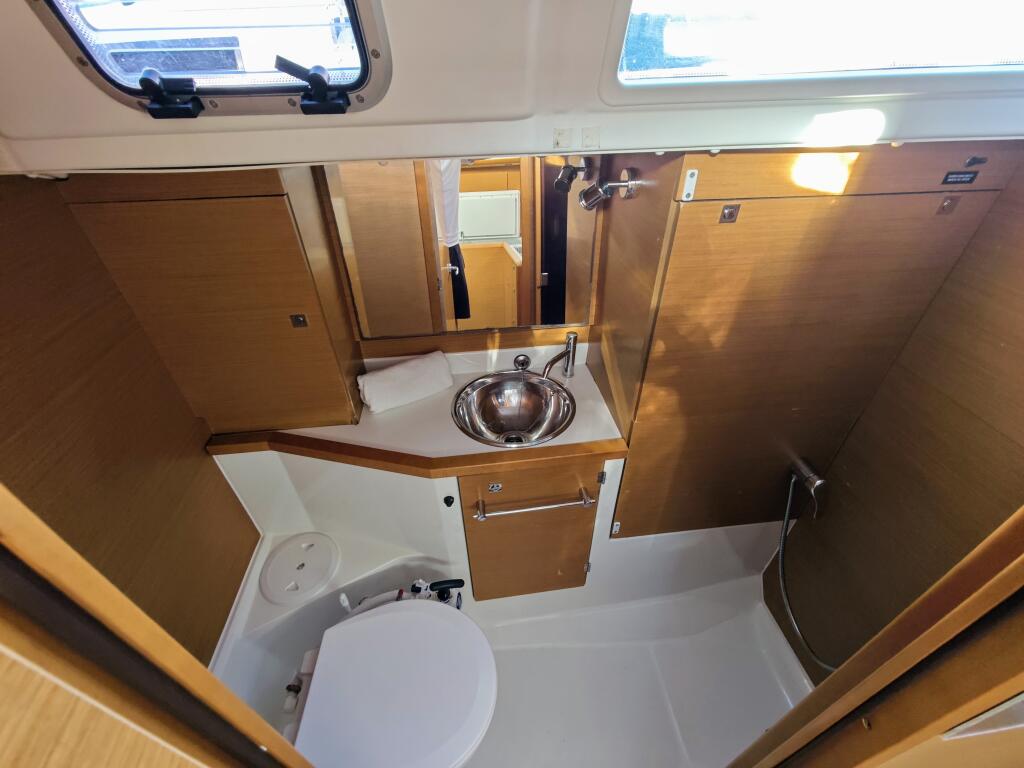Sailing yacht 