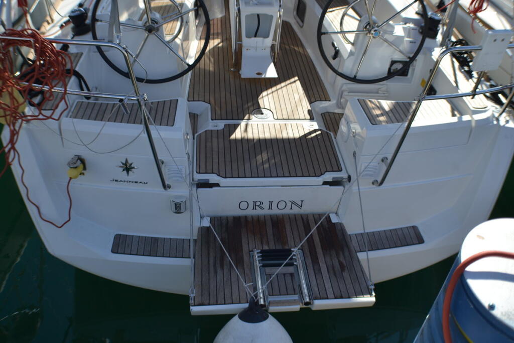 Sailing yacht 