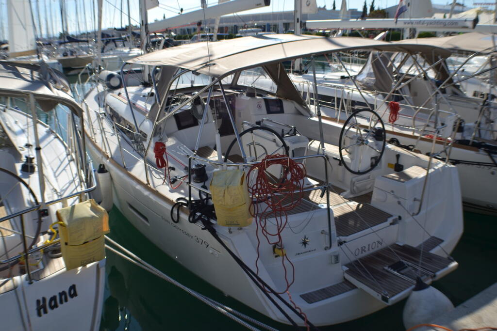 Sailing yacht 