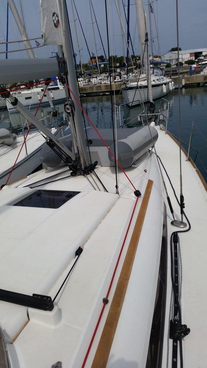 Sailing yacht 