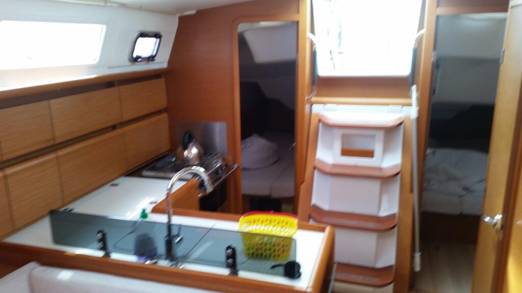 Sailing yacht 