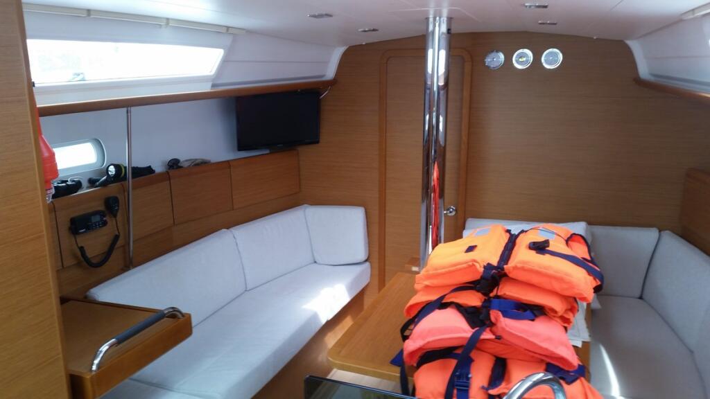 Sailing yacht 