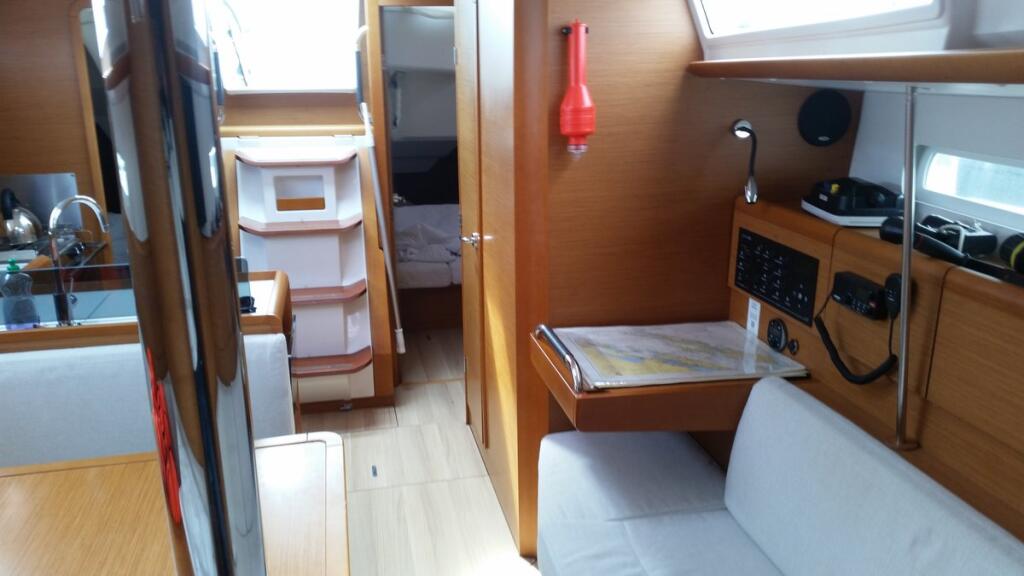 Sailing yacht 