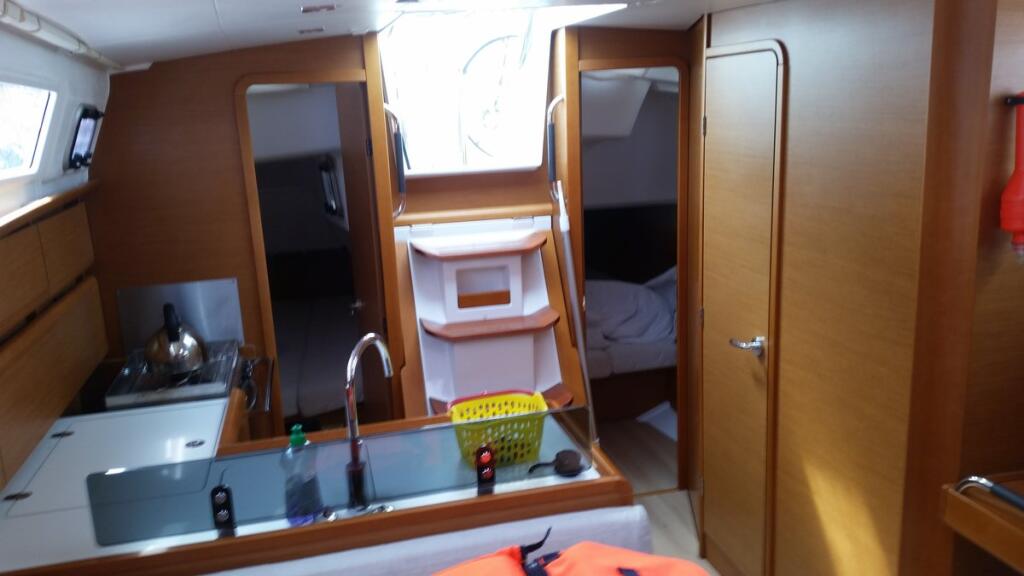 Sailing yacht 