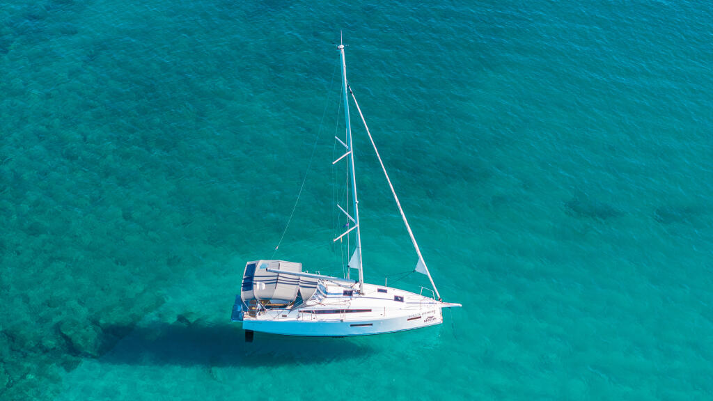 Sailing yacht 