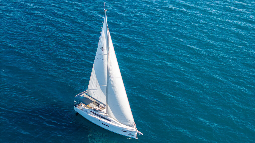 Sailing yacht 