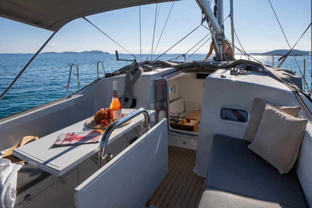Sailing yacht 