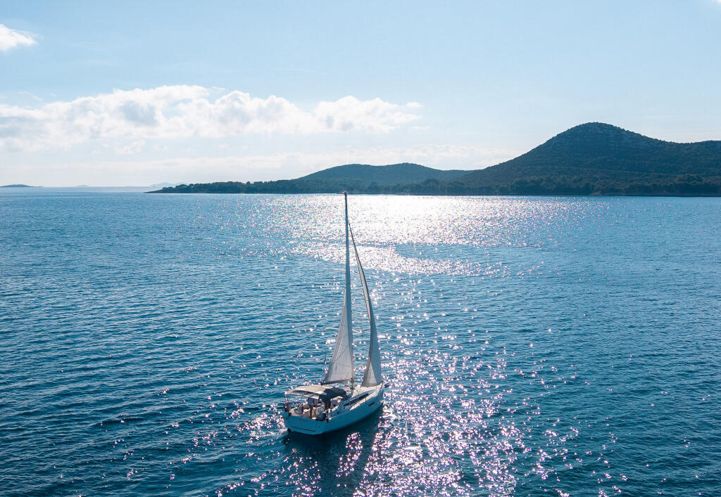 Sailing yacht 