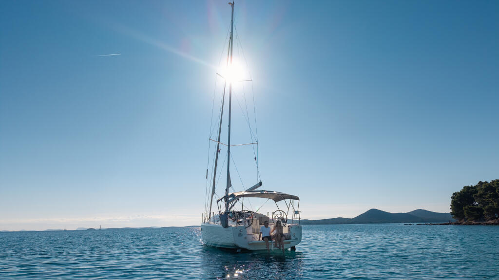 Sailing yacht 