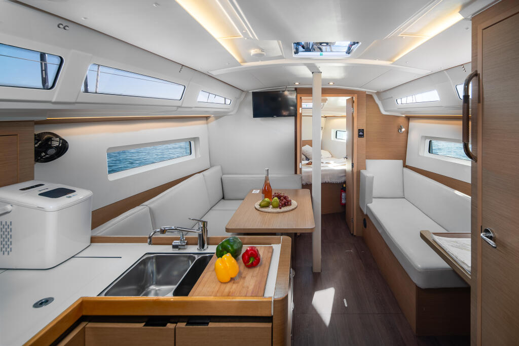 Sailing yacht 