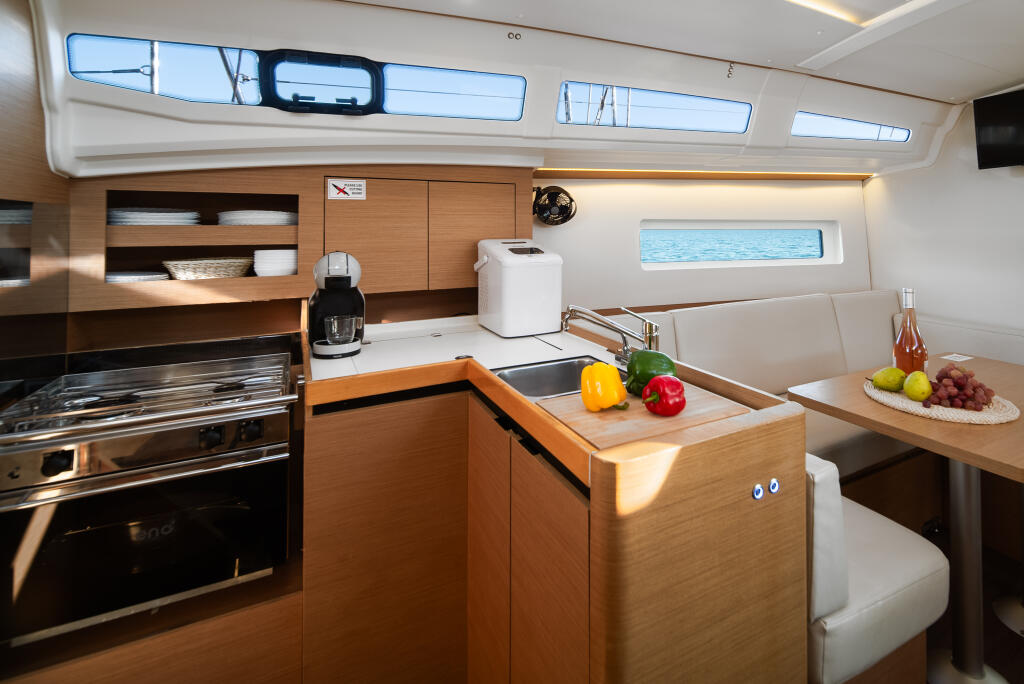 Sailing yacht 