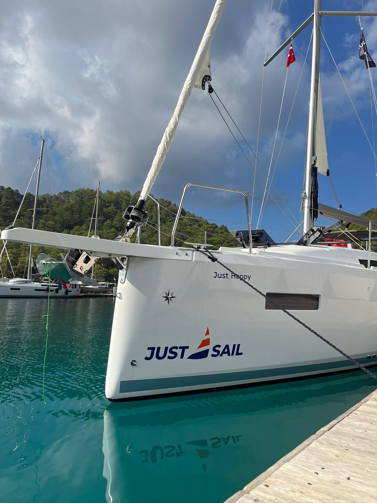 Sailing yacht 