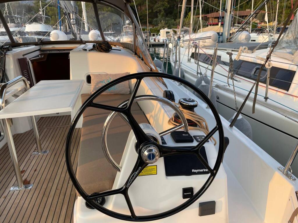 Sailing yacht 